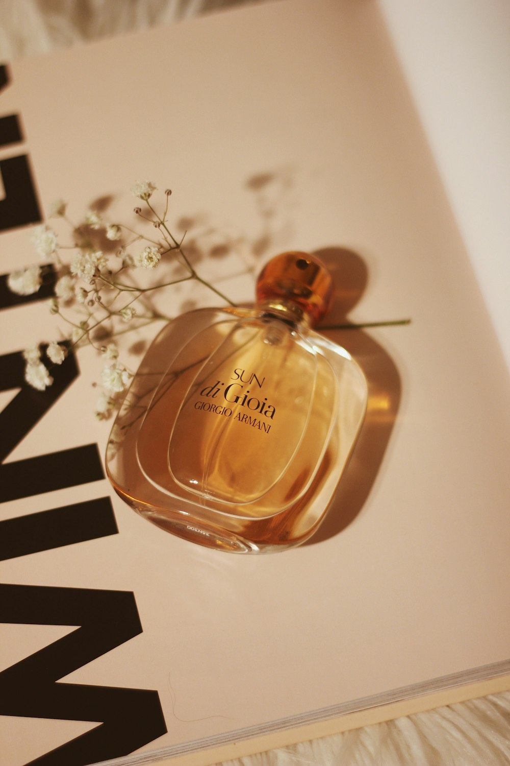 Artisanal Perfumery: Natural Botanical Essences and Olfactory Memory detailed texture